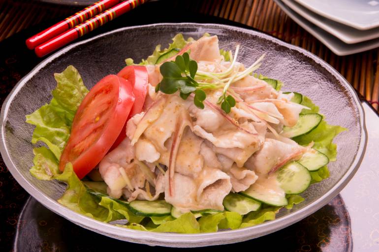 salad leaves with meat and tomatoes on top
